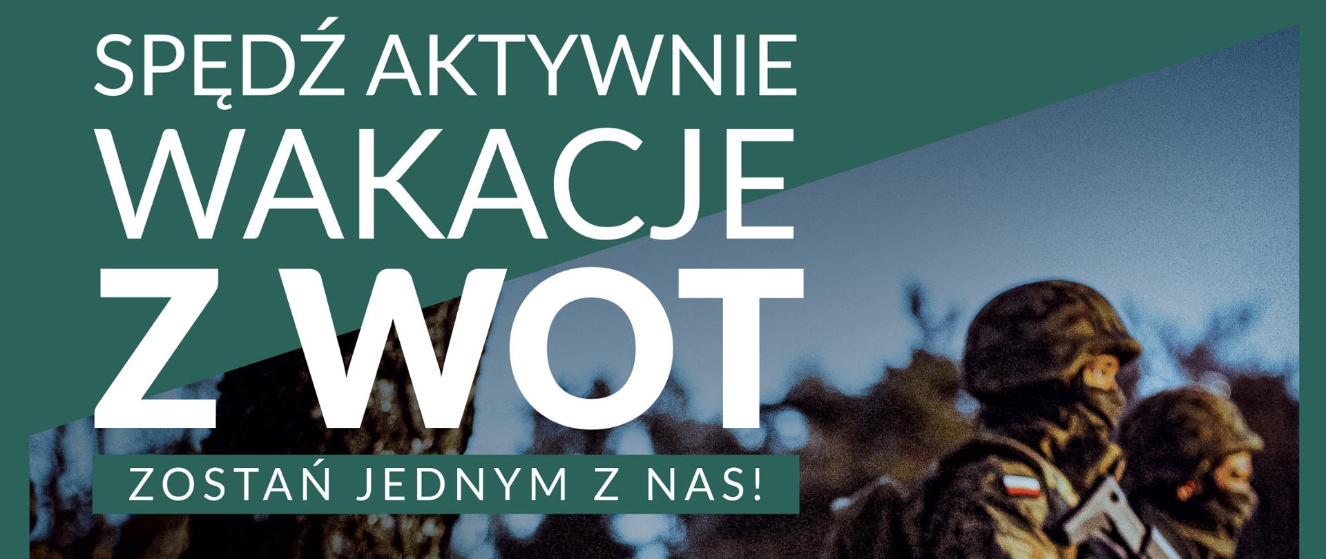 Umundurowani żołnierze z karabinami w rękach i polską flagą na ramieniu