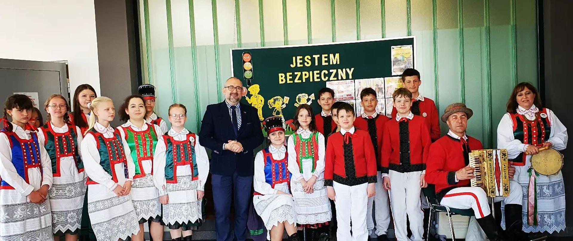 Na zdjęciu wykonanym podczas Mazowieckiego Tygodnia Bezpieczeństwa: Starosta Przasnyski Krzysztof Bieńkowski wraz z zespołem ludowym "Młode Kurpie".
