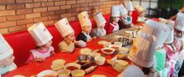 Wysłuchanie przez dzieci instruktarzu wykonywania pizzy.