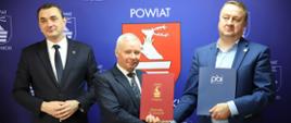 Na zdjęciu od lewej: wicestarosta Paweł Kudrel, starosta Andrzej Rolla i wiceprezes Mieczysław Wilk