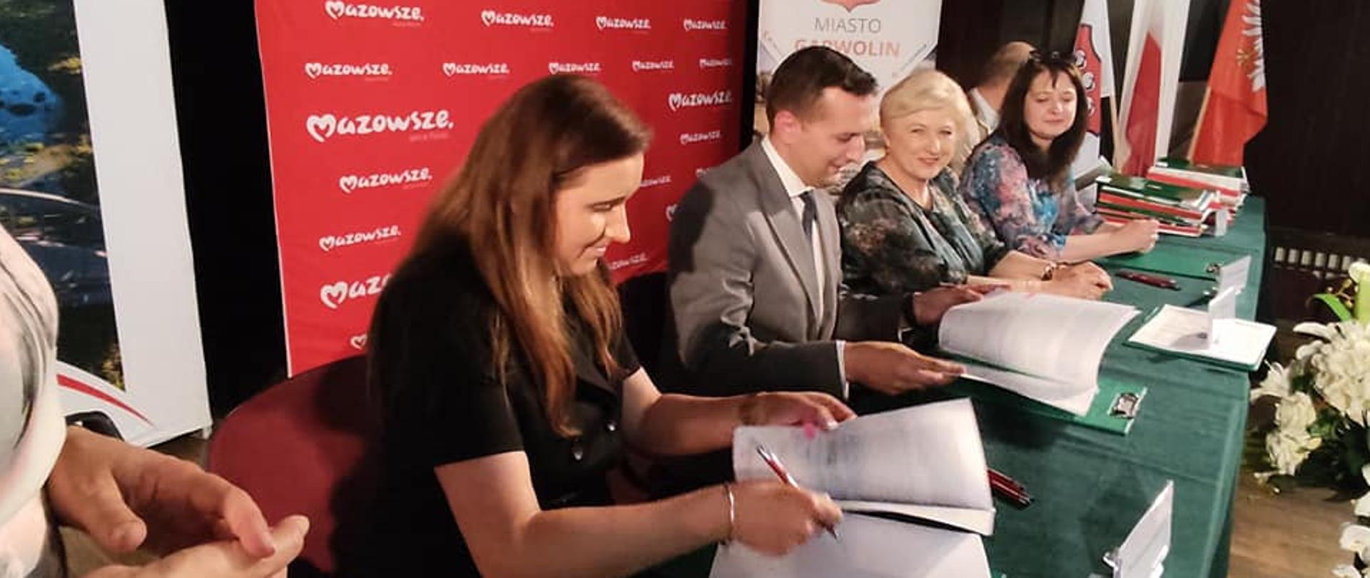 przedstawiciele powiatu i urzędu mazowieckiego