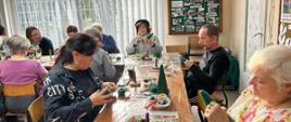 Podczas warsztatów - uczestnicy przygotowują dekoracje świąteczne