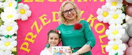 Dyrektor Ewelina Dorota Durzyńska pozuje do zdjęcia z absolwentami przedszkola
