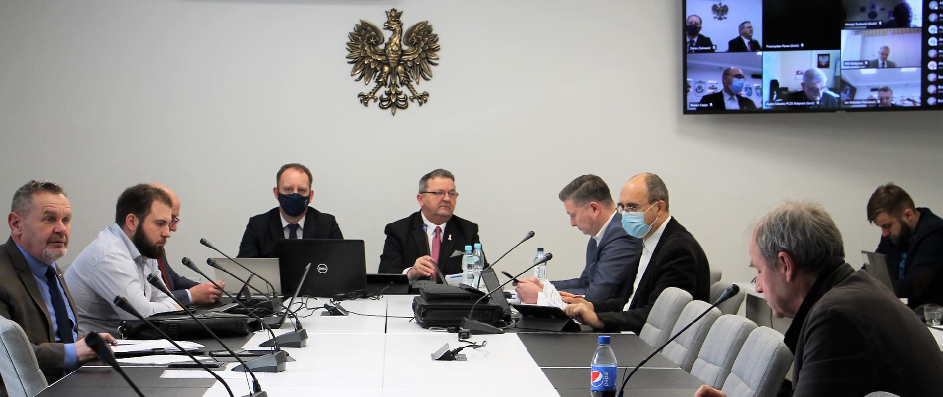 Radni obradujący na sali konferencyjnej podczas sesji rady