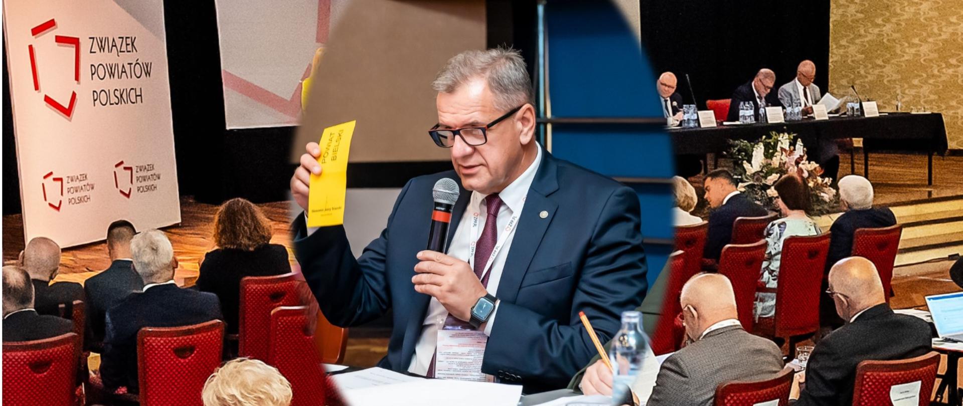 Starosta bielski Sławomir Jerzy Snarski podczas głosowania na forum Zgromadzenia Ogólnego Związku Powiatów Polskich