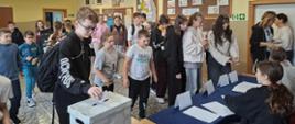  Wybory na przewodniczącego Samorządu Uczniowskiego w Szkole Podstawowej im. Jana Pawła II w Żarnowie