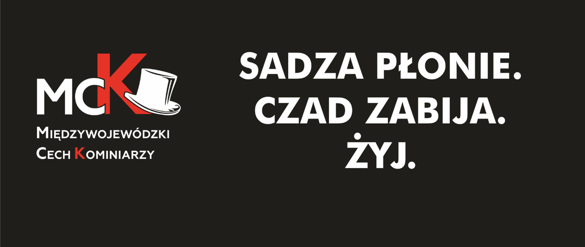 czarny baner z białymi literami z napisem Sadza płonie czad zabija. Żyj. z lewej logo Międzywojewódzki Cech Kominiarzy z kapeluszem