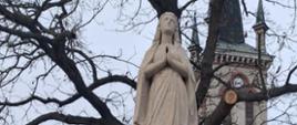 Kamienna figura Matki Boskiej na cokole