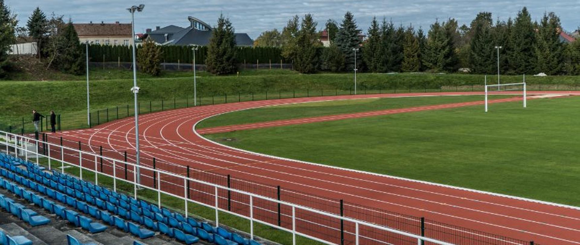 Na zdjęciu widoczny stadion MKS Kalwarianka, widoczne część trybun, w środkowej części nowa bieżnia i płyta boiska piłkarskiego,