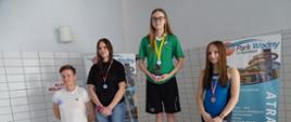 Moment nagrodzenia uczestników - młodzi zawodnicy stoją na podium