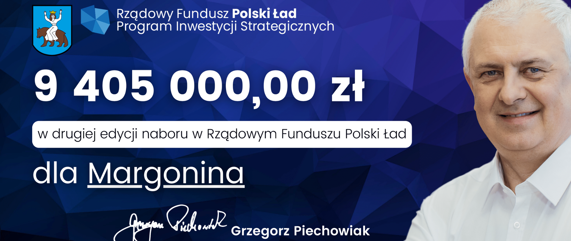 Granatowo - niebieskie tło składające się z przylegających do siebie trójkątów, na nim od góry: herb Margonina, logo w kształcie terytorium Polski składające się z granatowo-niebieskich trójkątów, obok napis Rządowy Fundusz Polski Ład Program Inwestycji Strategicznych, poniżej biały napis 9 405 000,00 zł, poniżej czarny napis na białym tle: w drugiej edycji naboru w Rządowym Funduszu Polski Ład, poniżej biały napis: dla Margonina, poniżej biały podpis odręczny, obok niego napis: Grzegorz Piechowiak, poniżej: Poseł na Sejm Rzeczypospolitej Polskiej Sekretarz Stanu w Ministerstwie Rozwoju i Technologii, po prawej stronie fotografia osoby w białej koszuli