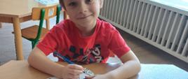 Dzieci w trakcie malowania kolorowanek