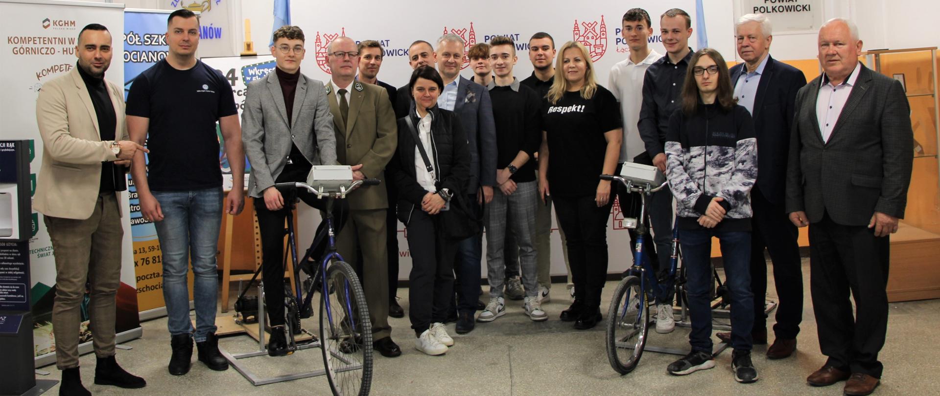 grupa ludzi stoi z dwoma rowerami na zdjęciu są też władze powiatu polkowickiego