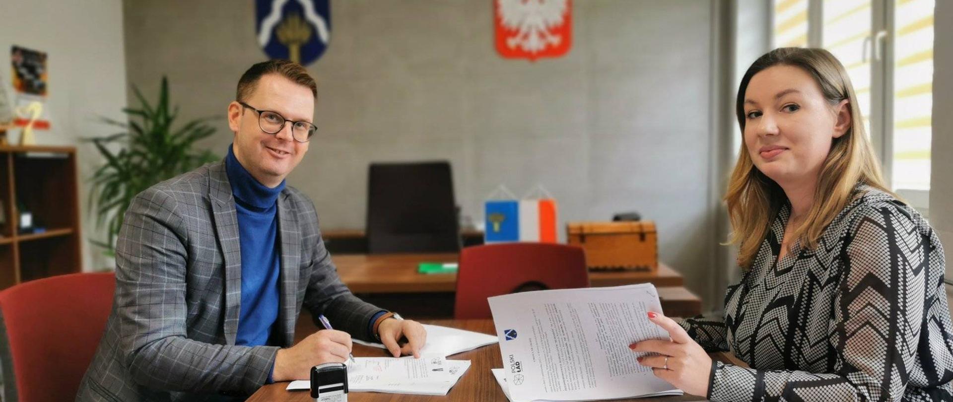zdjęcie przedstawia od lewej: Wójta Gminy Wietrzychowice oraz przedstawicielkę firmy BUDOMONT w trakcie podpisania umowy