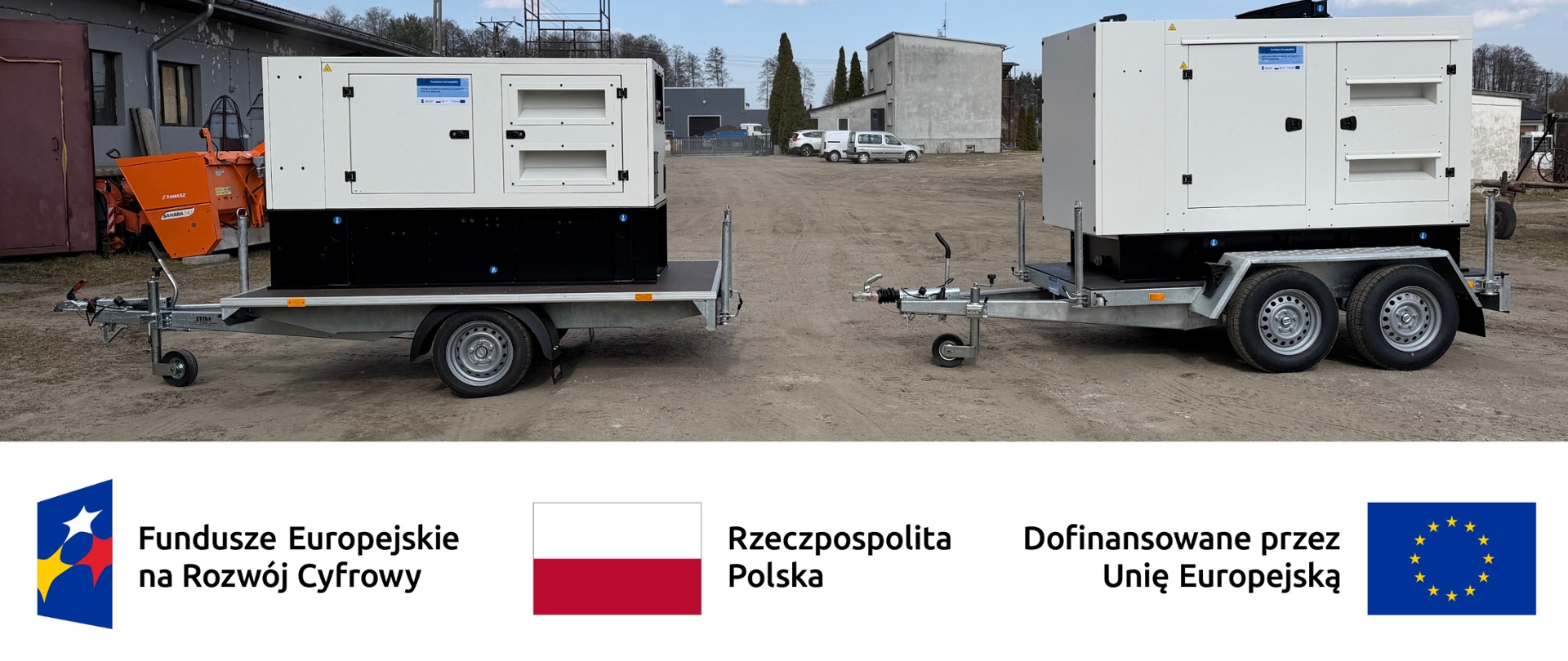 Panorama przedstawiająca dwa białe, kontenerowe agregaty prądotwórcze zamontowane na przyczepach transportowych, stojące na piaszczystym placu. Pod zdjęciem umieszczono szeroki pasek informacyjny z logotypami: Fundusze Europejskie na Rozwój Cyfrowy, flagą Rzeczypospolitej Polskiej oraz flagą Unii Europejskiej z dopiskiem o dofinansowaniu.