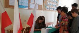 Uczniowie podczas wyborów na Przewodniczącego Samorządu Uczniowskiego i Radnych Młodzieżowej Rady Gminy Mielec
