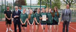 Tłum młodych sportowców w dniach 4 i 5 maja rywalizował w lekkoatletyce oraz plażowej piłce siatkowej na obiektach sportowych naszej szkoły. 