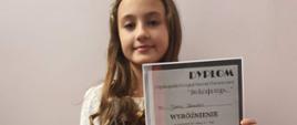 Daria pozuje z dyplomem