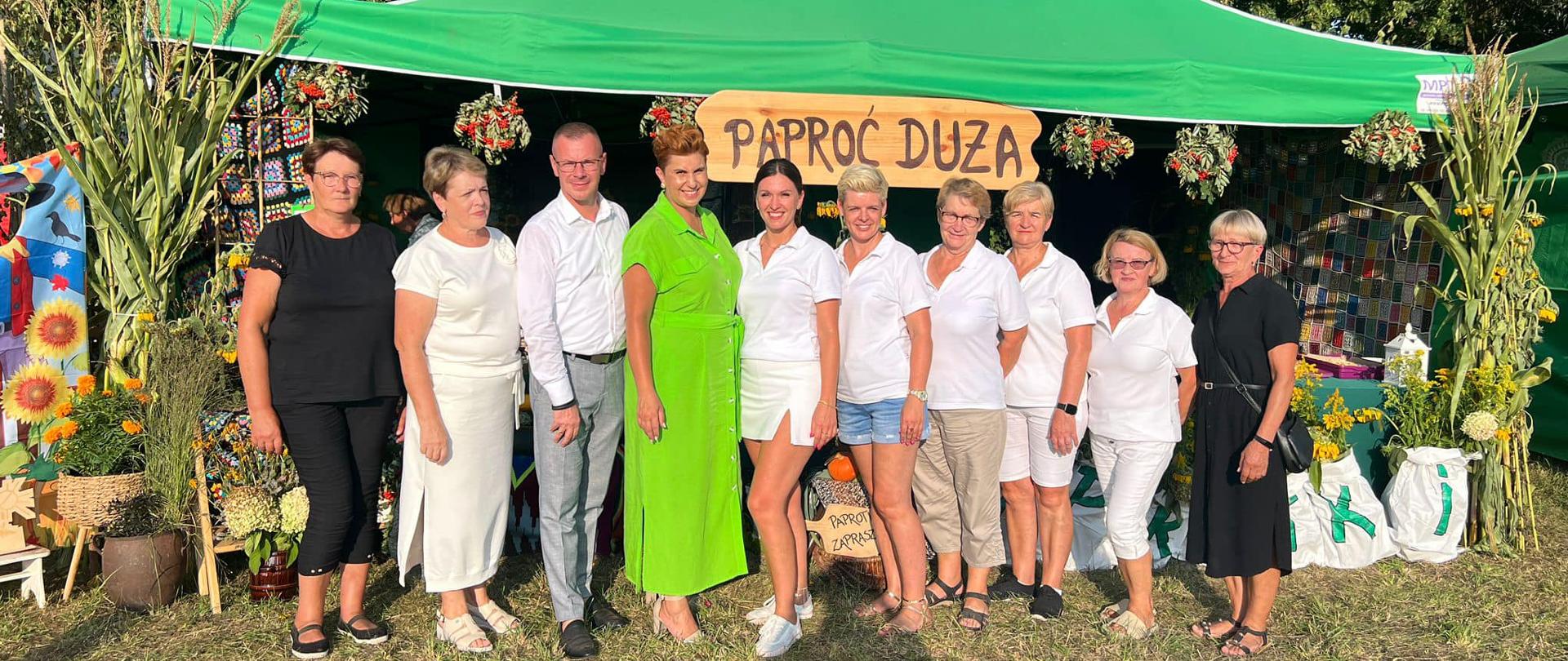 zdjęcie Przewodniczącego Rady Powiatu z kołem gospodyń Paproć Duża