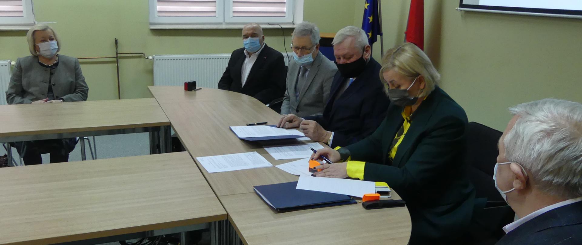 podpisanie umowy na przebudowę oddziału pediatrycznego jasielskiego szpitala