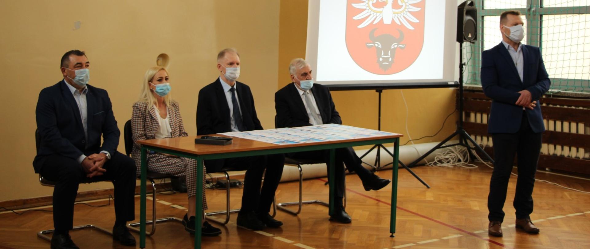 od lewej: dyrektor SP4, Pani Milena Orłowska, Starosta Zambrowski i Burmistrz Miasta Zambrów, natomiast z lewej strony stoi nauczyciel SP4 Pan Tomasz Piórkowski