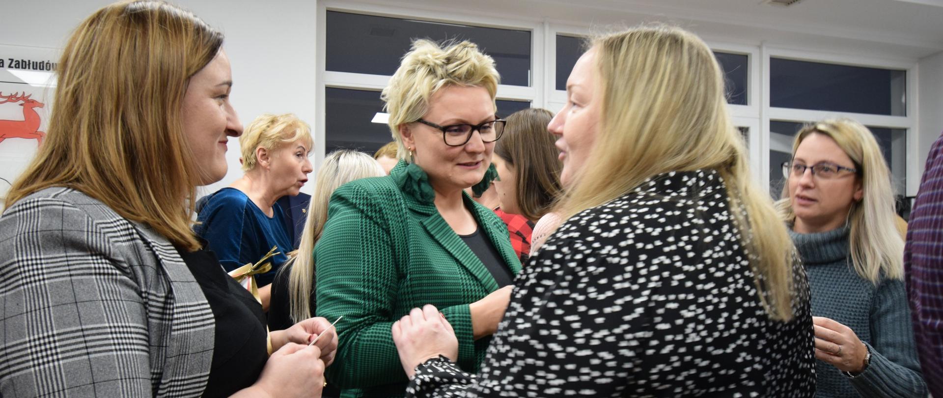 Dzielenie się opłatkiem przez pracowników