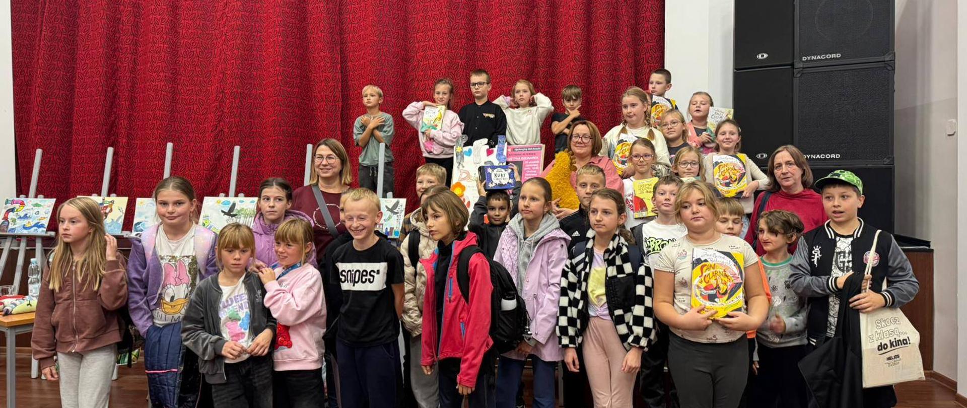 zdjęcie przedstawia grupę dzieci podczas spotkania autorskiego