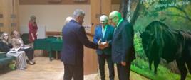 Starosta Hajnowski i Przewodniczący Rady wręczają nagrodę specjalną Panu Grzegorzowi Tomaszuk, Dyrektorowi SP ZOZ w Hajnówce