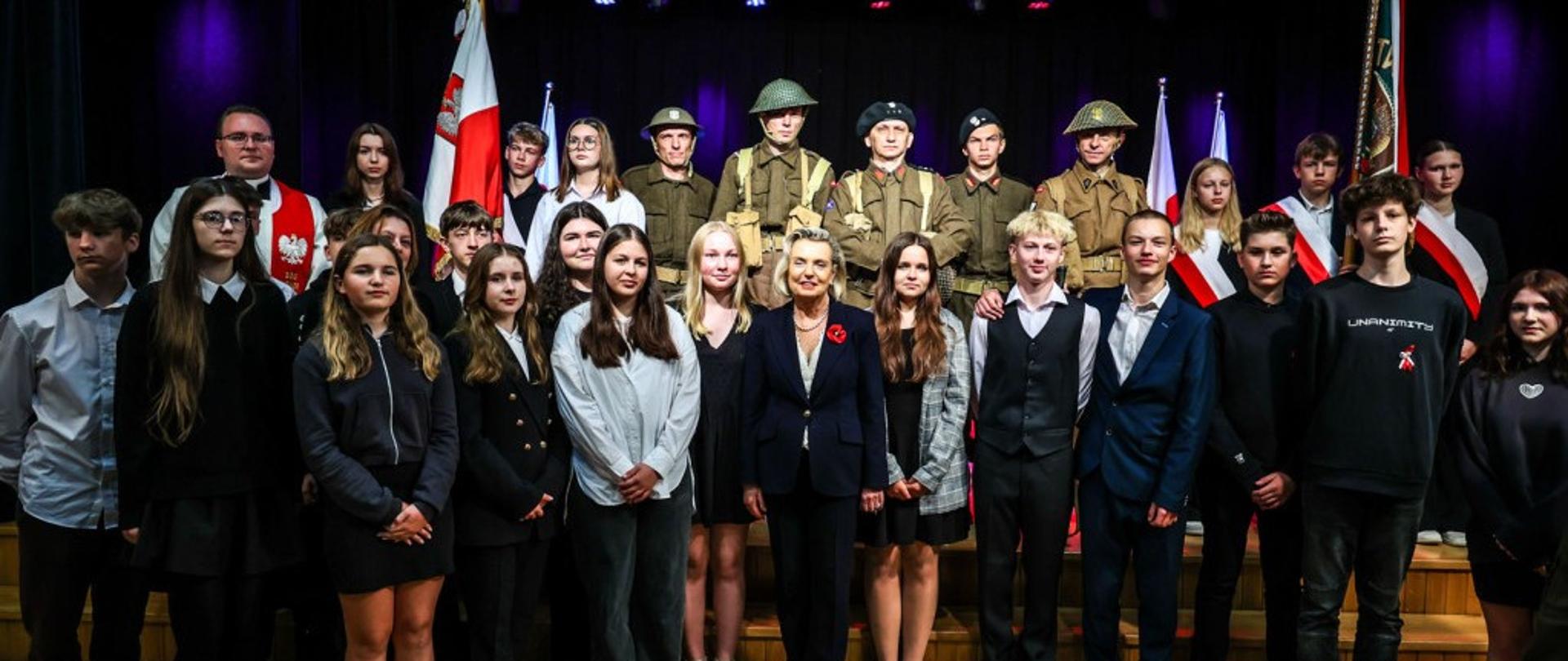Uczniowie naszej szkoły z Panią Anną Marią Anders