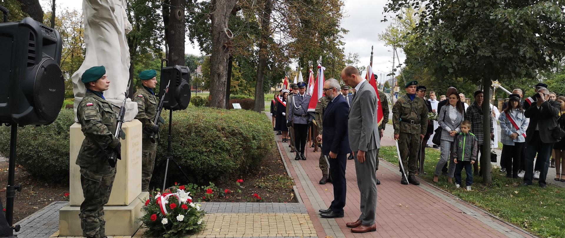 Starosta Krzysztof Bieńkowski oraz Burmistrz Łukasz Chrostowski złożyli kwiaty pod pomnikiem Św. Stanisława Kostki, patronującego Przasnyszowi.
