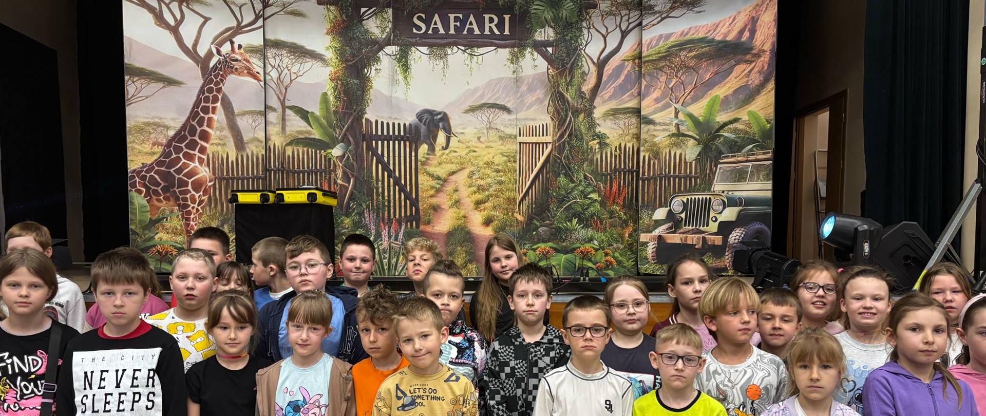 Uczniowie klas I-III na spektaklu „Safari”