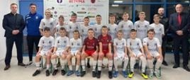 Przekazanie zawodnikom Olimpii Zambrów rocznika 2011 komplety strojów piłkarskich