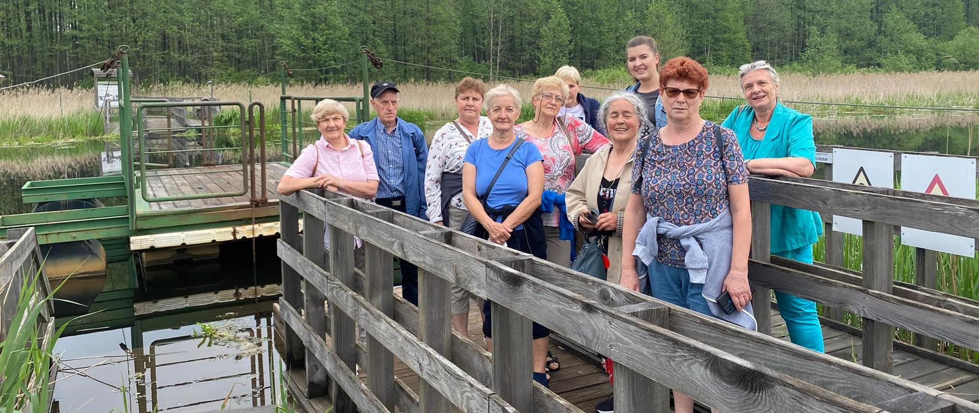 Członkowie Klubu "Senior+" na kładce nad Bierzbą