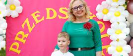 Dyrektor Ewelina Dorota Durzyńska pozuje do zdjęcia z absolwentami przedszkola