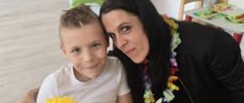 Mama i syn w trakcie warsztatów plastycznych