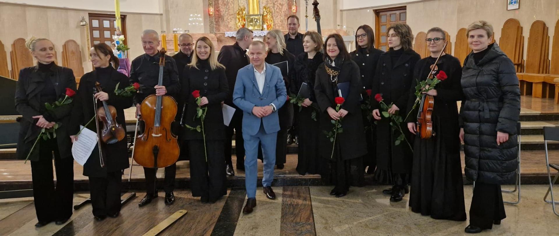 Organizatorzy koncertu wraz z muzykami z filharmonii