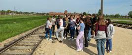 Uczniowie klasy VIII zwiedzają Muzeum Auschwitz - Birkenau.
