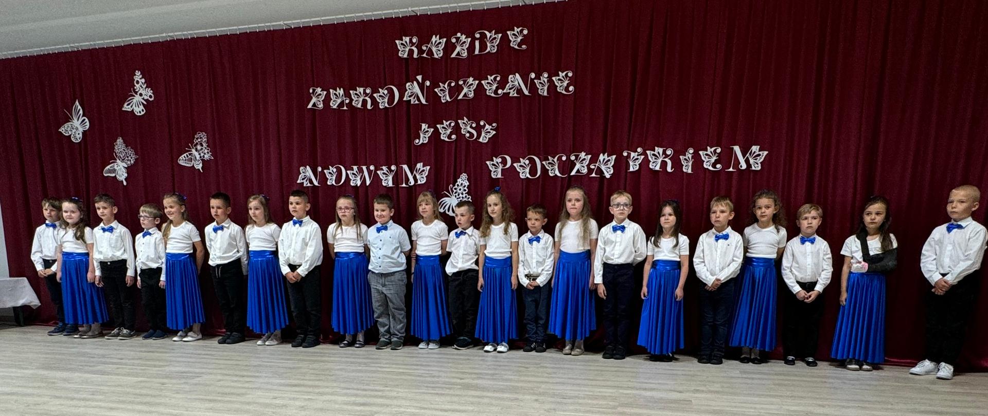 dzieci w galowych strojach