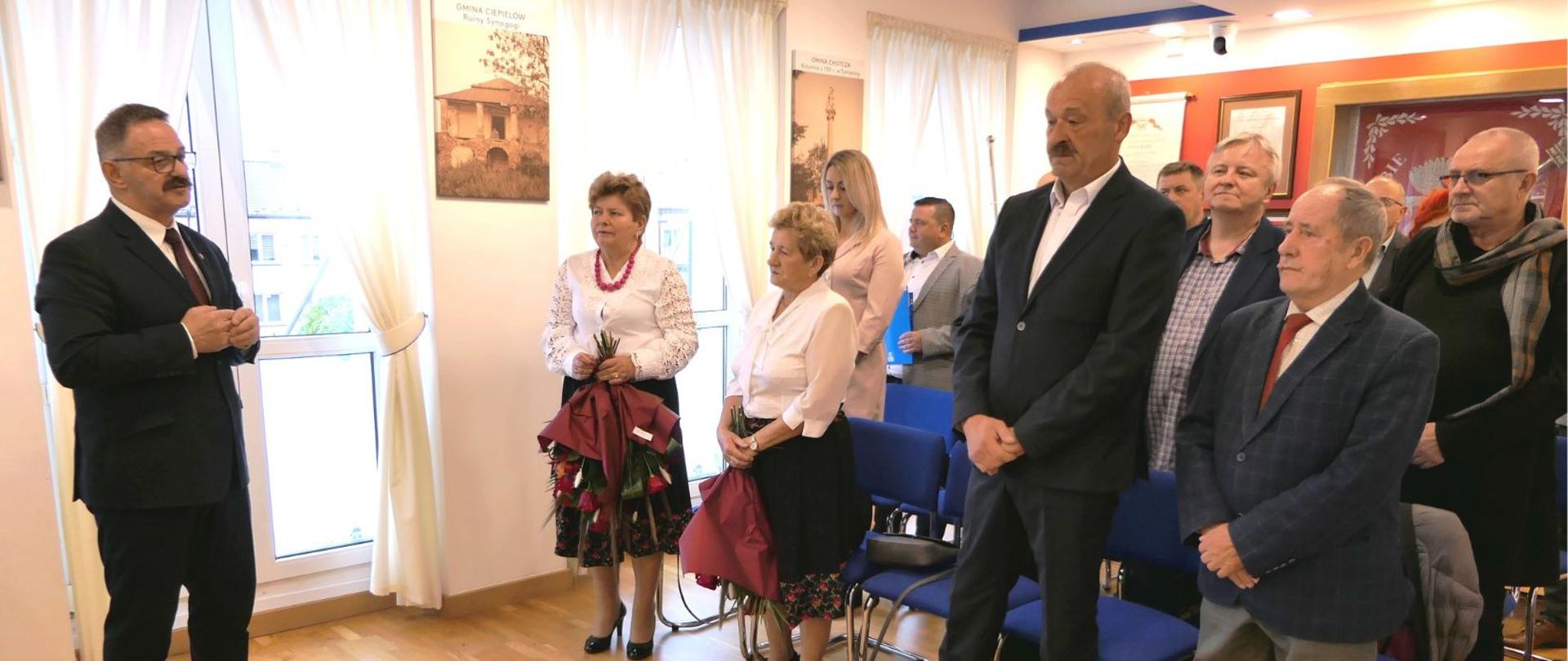 Starosta Lipski przemawia do zebranych gości podczas uroczystej sesji Rady Powiatu.