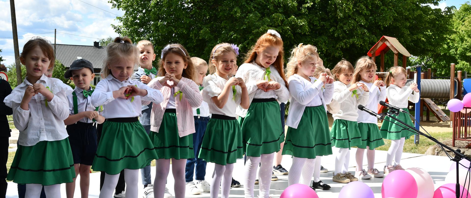 4-latki podczas występów z okazji Dnia Rodziny