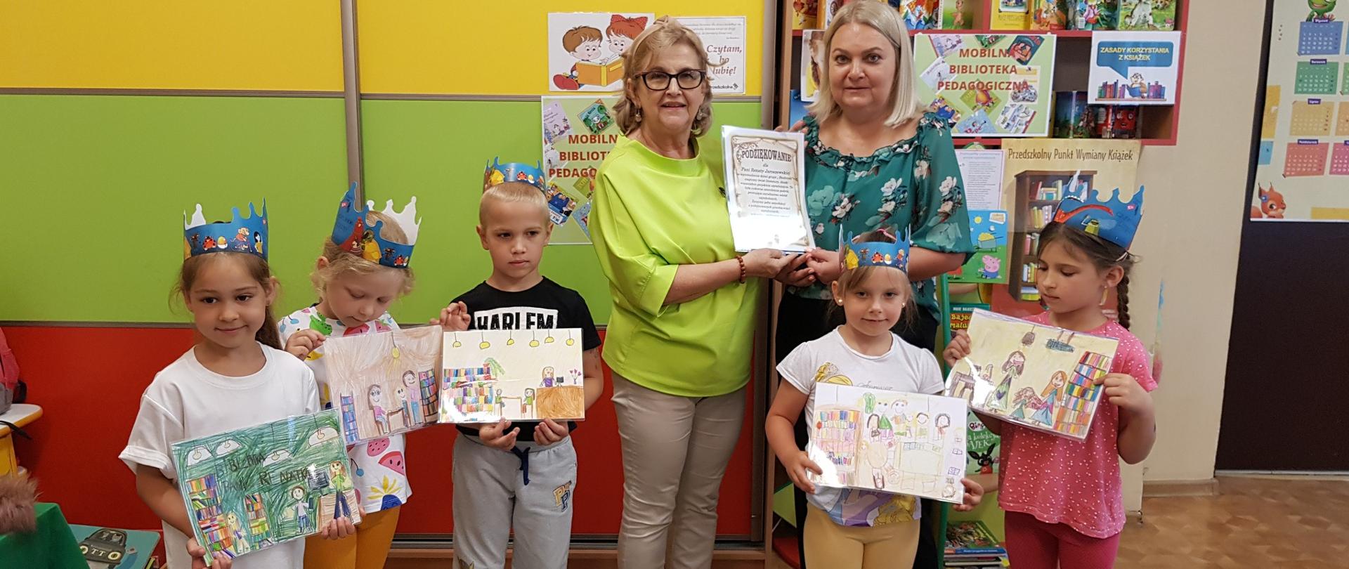 5 dzieci z książkami i 2 dorodsłych