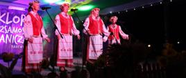 Folklor i Tożsamość Pogranicza Narewka 2022 - na scenie prezentuje się zespół Tautibu Studio w Łotwy