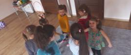 Dzieci bawiące się na dywanie