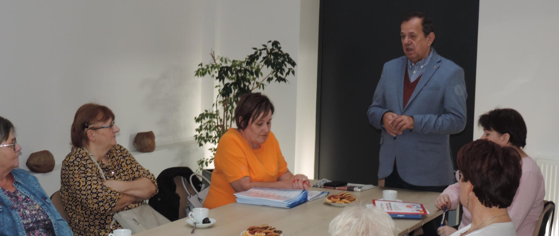 Na zdjęciu widać Panie z Kół Gospodyń Wiejskich, Burmistrza Miasta i Gminy Kaczory i Panią Sekretarz