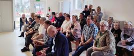 Zaproszeni dziadkowie i babcie oglądają występ wnuków