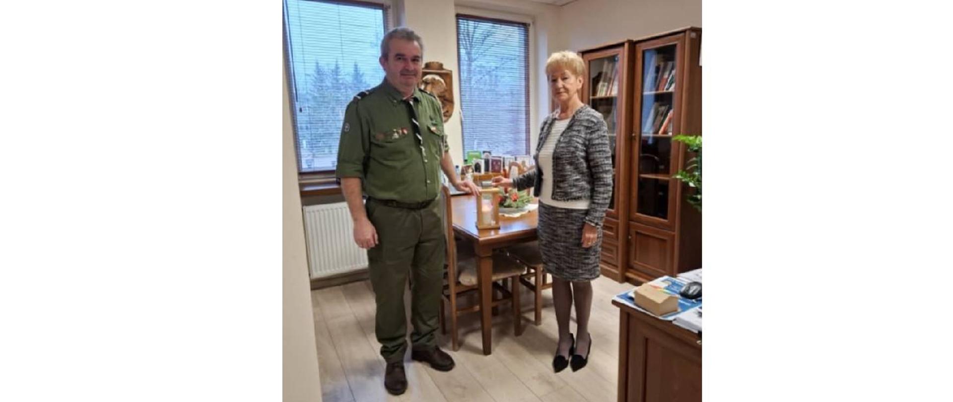 Fotografia przedstawia przekazanie Betlejemskiego Światła Pokoju przez Komendanta Hufca ZHP na ręce sekretarz w siedzibie Starostwa Powiatowego w Sokołowie Podlaskim.
