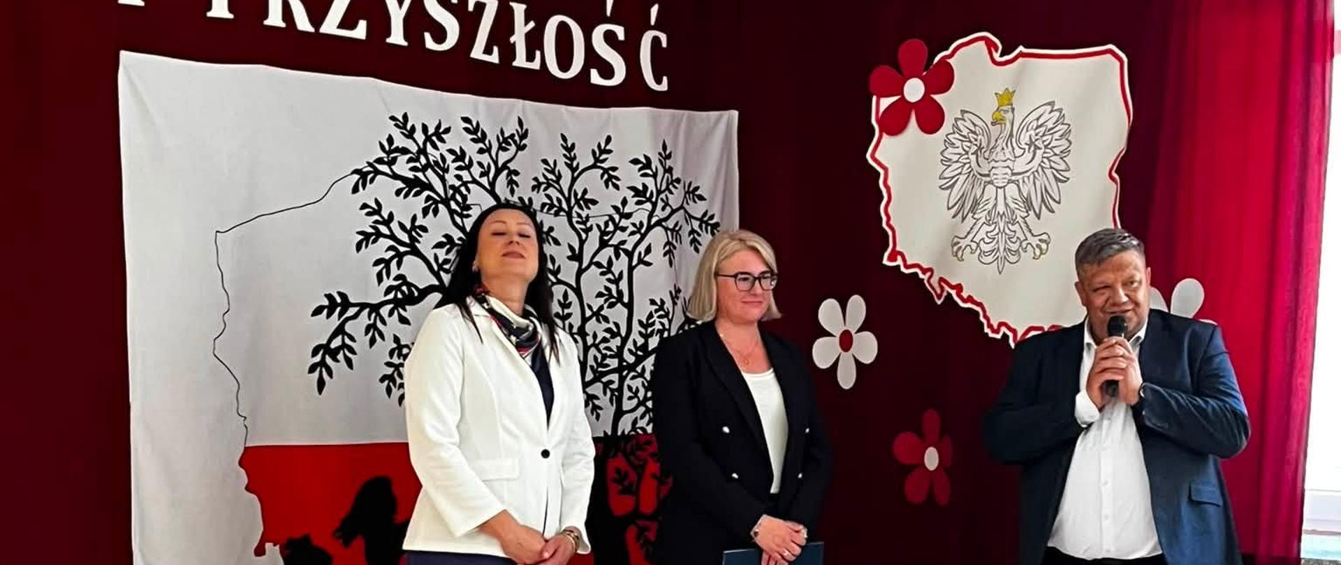 Pani wójt i zastępca wójta gminy Łabowa witają nową panią dyrektor szkoły