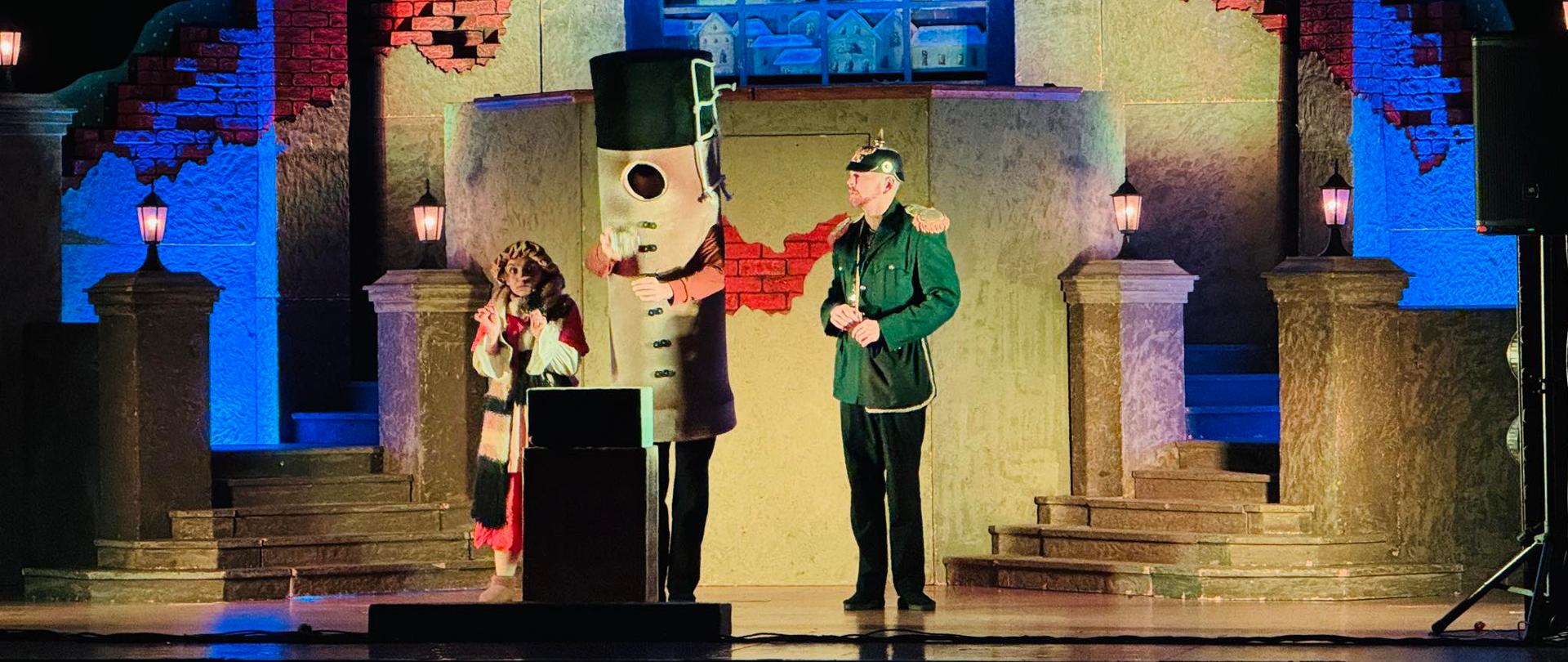 Aktorzy na scenie podczas spektaklu „Dziewczynka z zapałkami”.