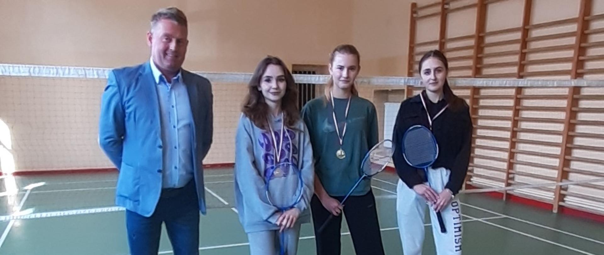 Zwyciężczynie rozgrywek badmintona z wicedyrektorem Tomaszem Maczugą
