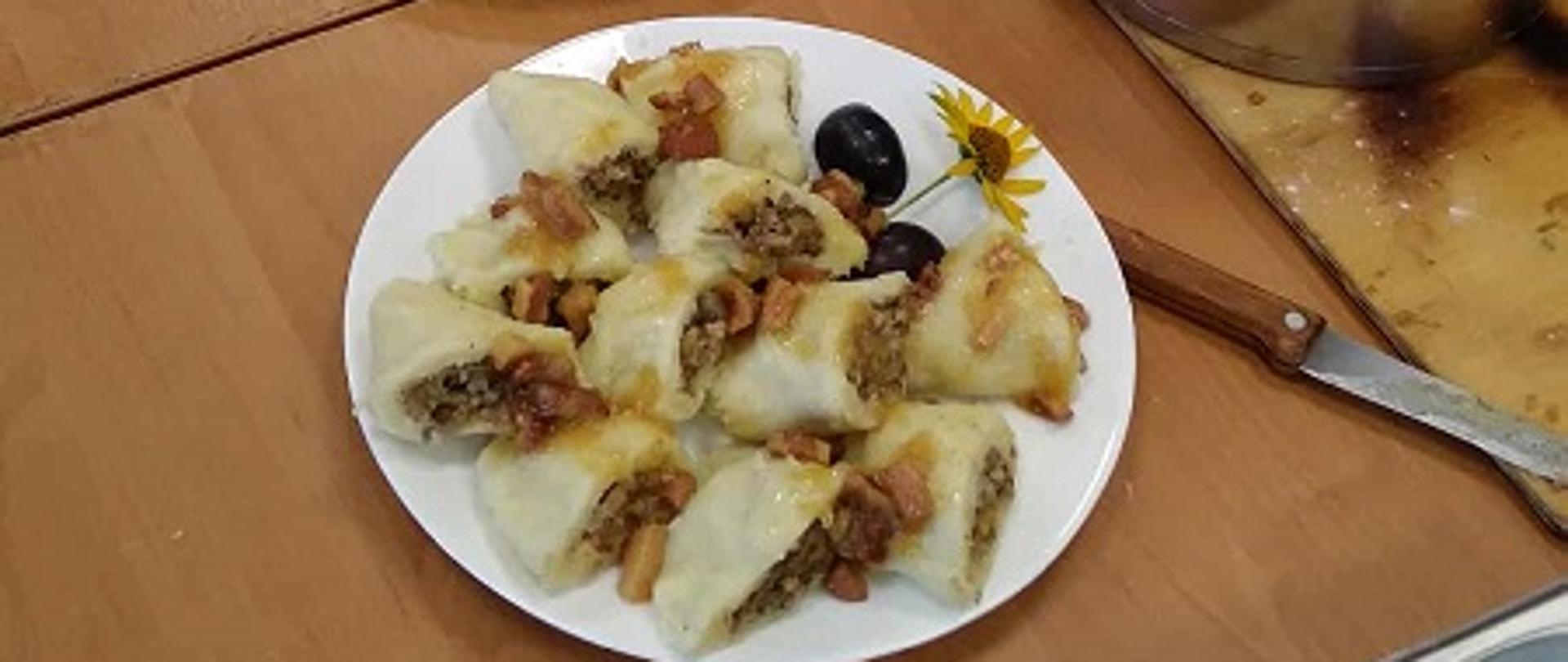 na stole gotowe danie- pierogi